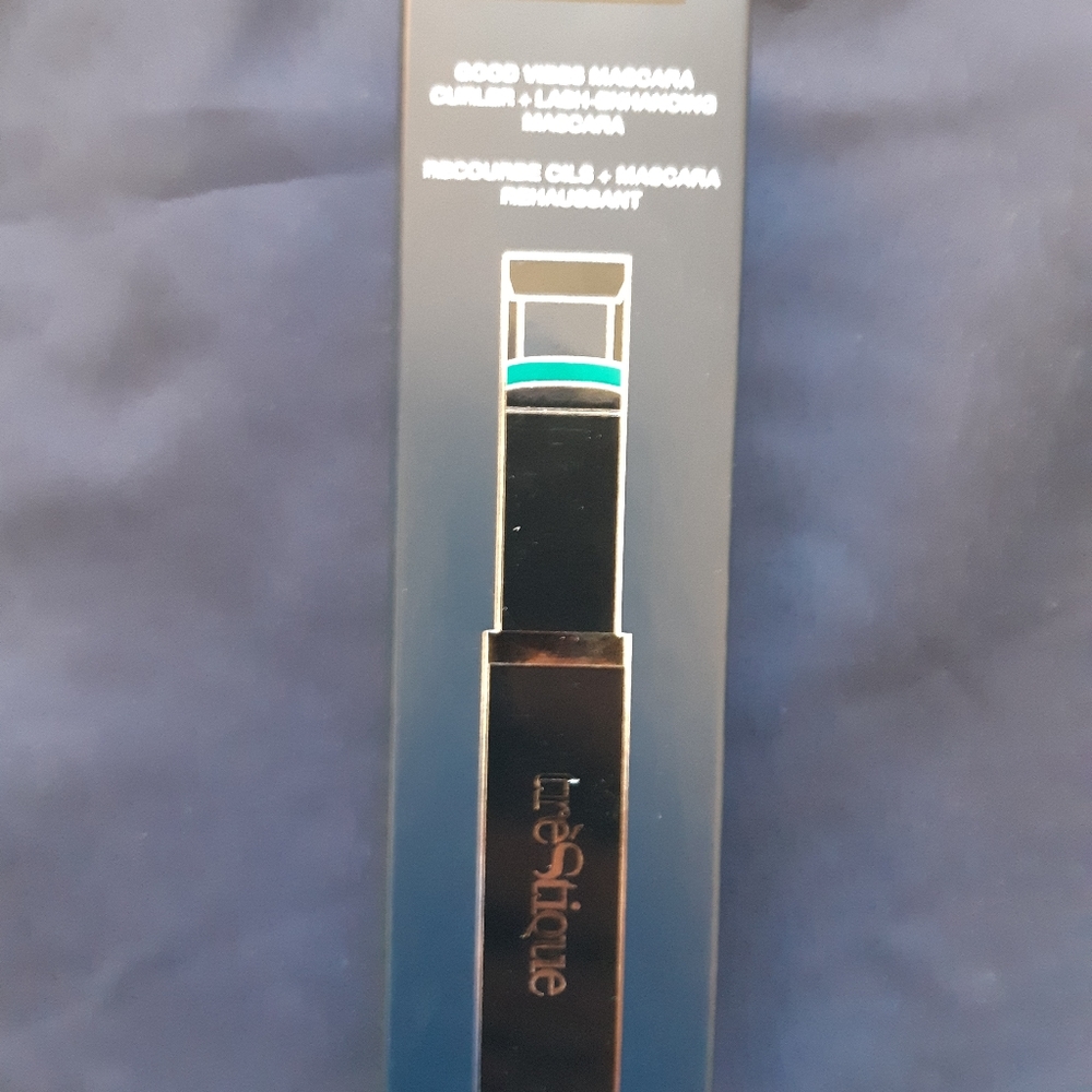 Trestique mascara with built in lash curler
